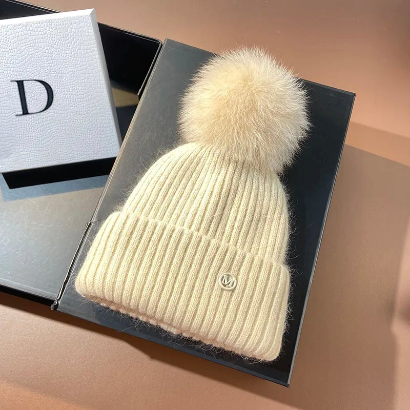 Gorro de dama con pompón "M" variado