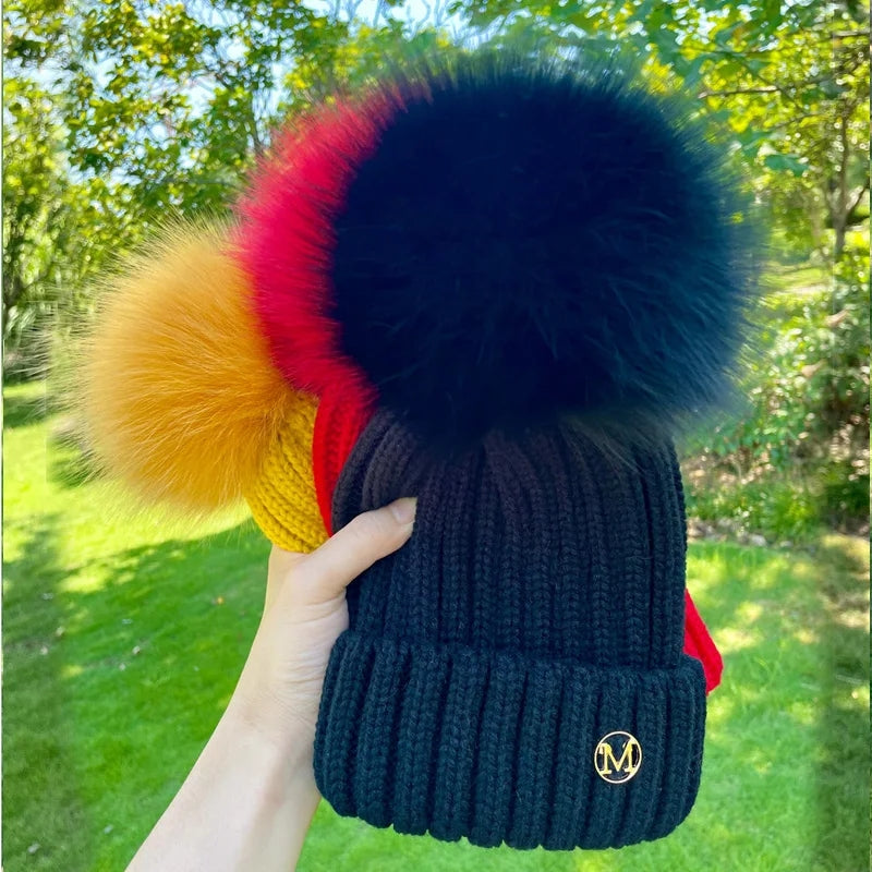 Gorro de dama con pompón "M" variado