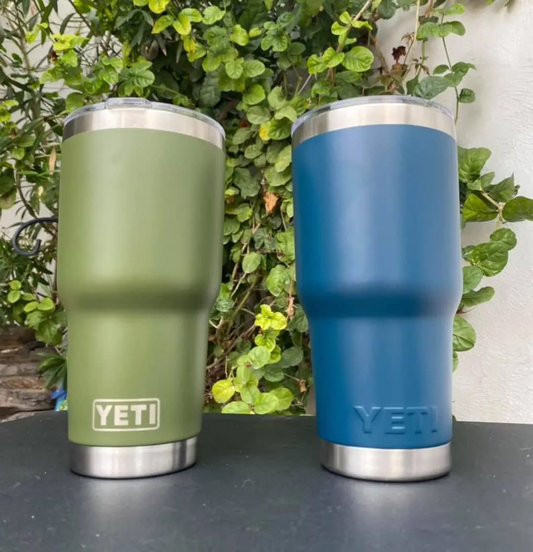 Termo Yeti 30 oZ (887ml) Variado incluye etiquetas originales