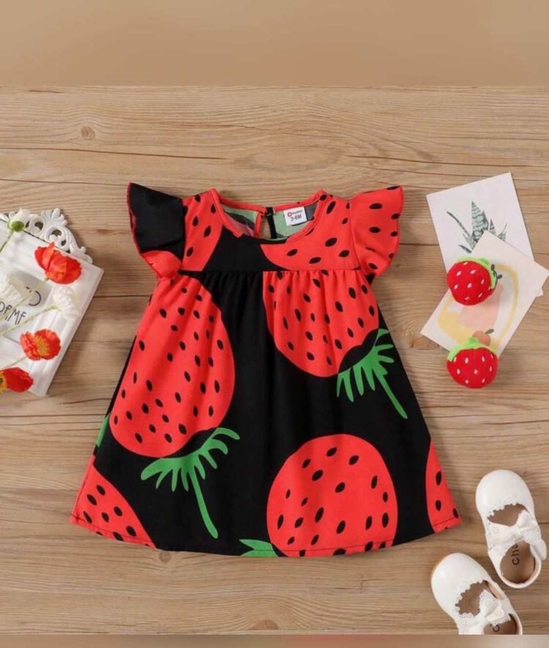 Vestido negro manga olán con estampado de fresas  talla 3-6 meses